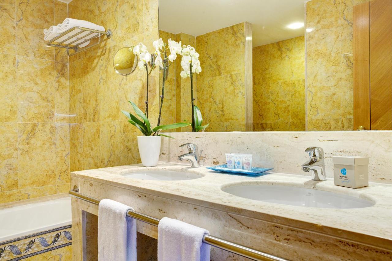Apartamento de 1 dormitorio con vistas laterales al mar (2 adultos + 2 niños)