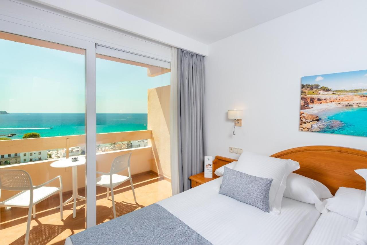 Habitación Doble Superior con vistas al mar y balcón