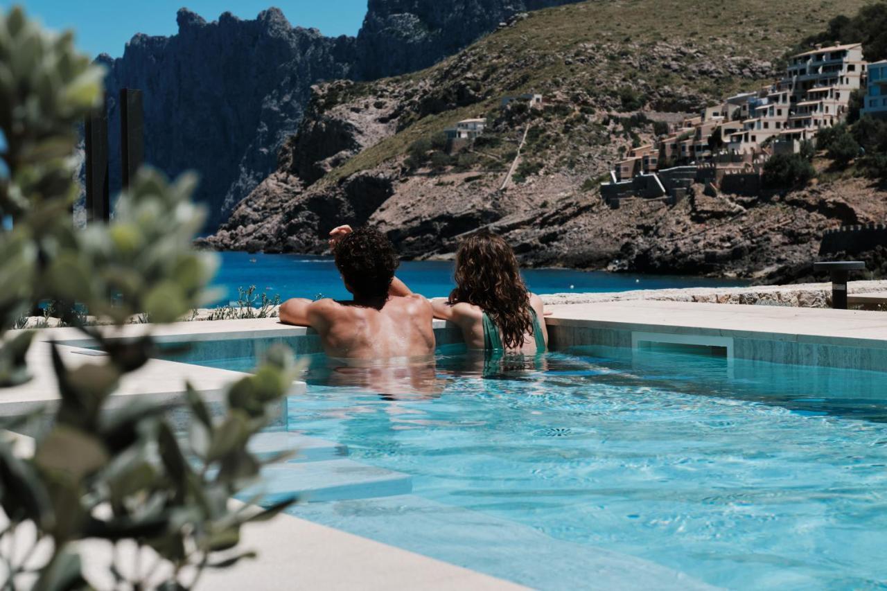 Suite con piscina privada y vistas laterales al mar