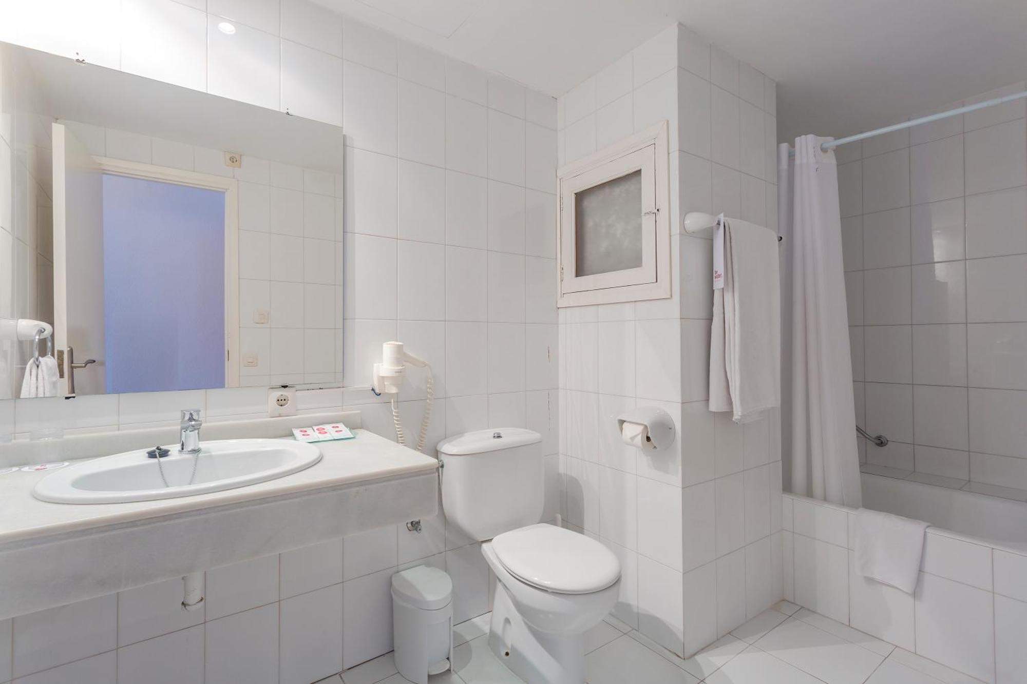 Doppelzimmer mit Wohnzimmer und Balkon