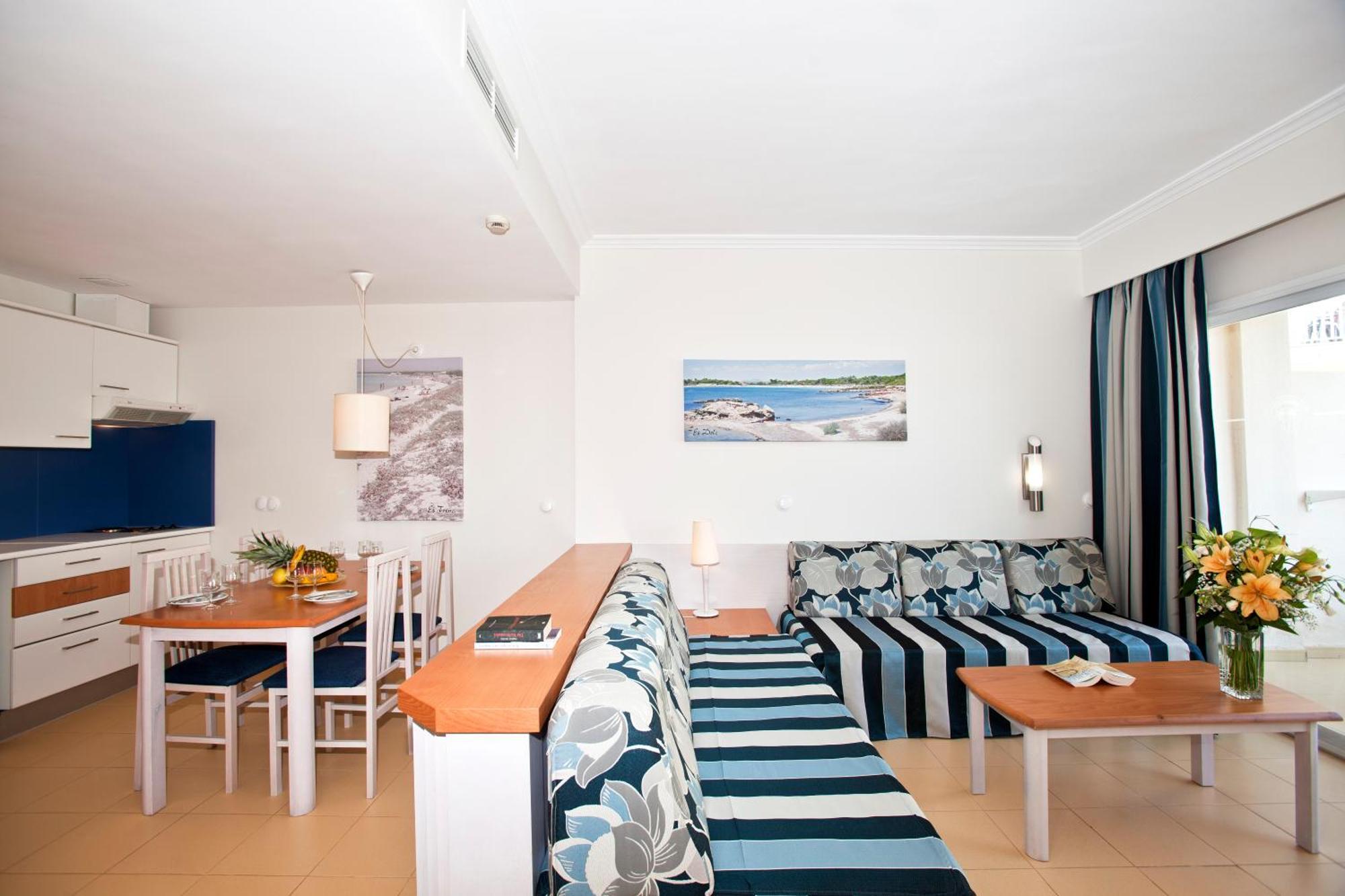 One-Bedroom Apartment Balcony,1272321832:JPEG