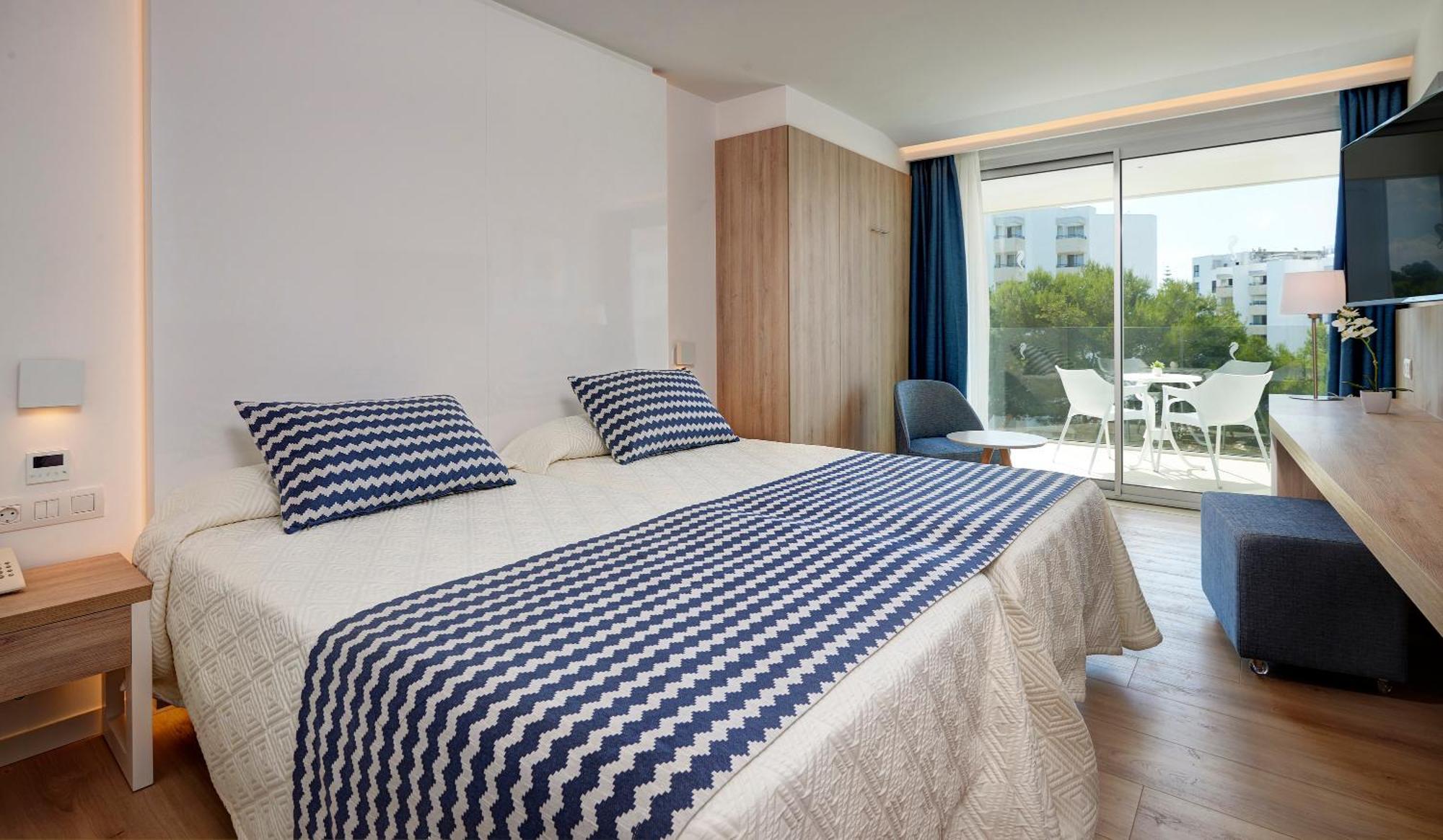 Double Room Pool or Sea View,1280750107:JPEG