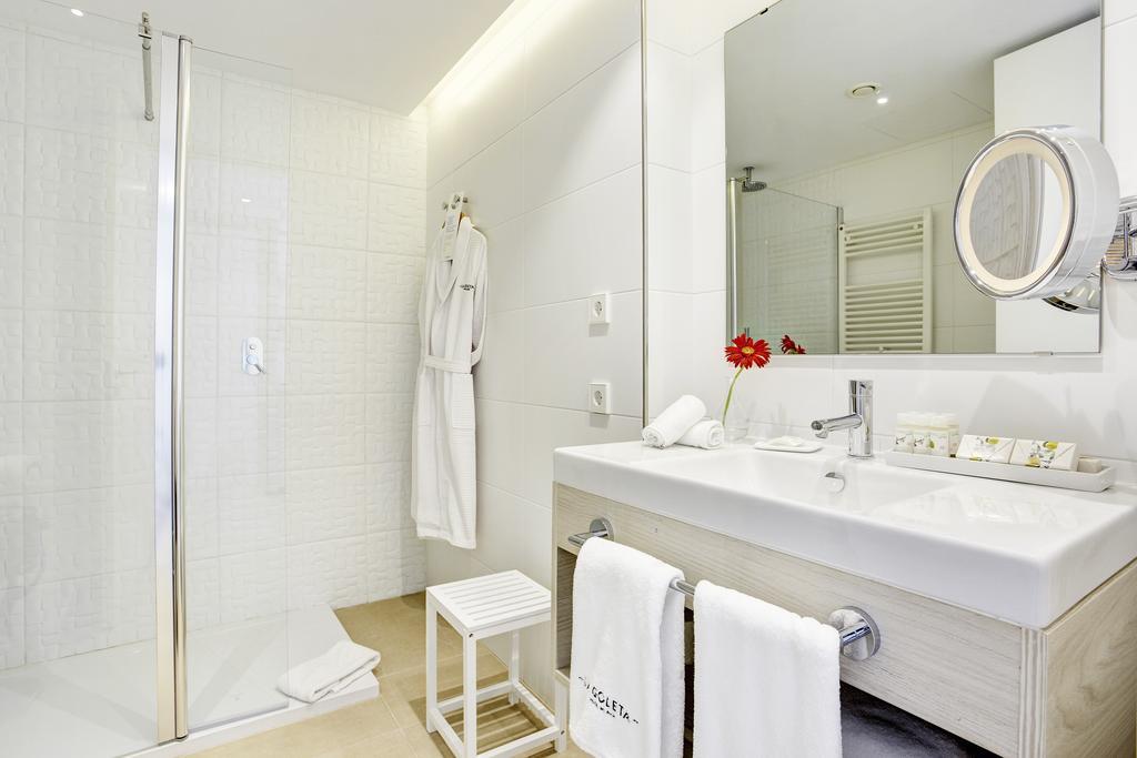 Superior Room with Balcony and Frontal Sea View,677316057:JPEG