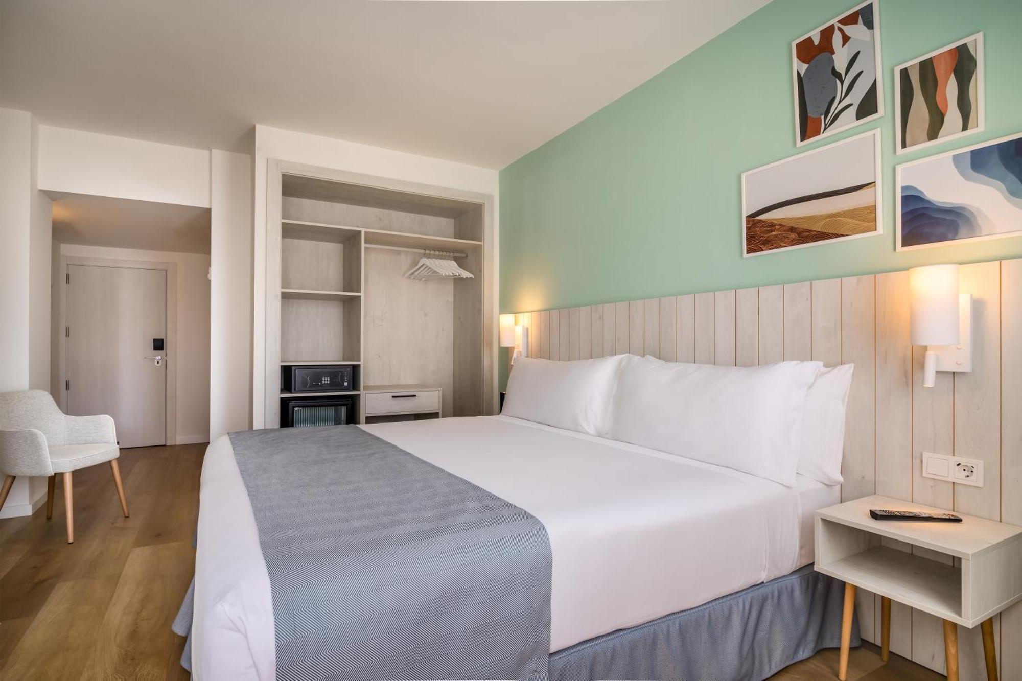 Sistemazione Superior con Vista Mare Laterale (2 Adulti + 1 Bambino)