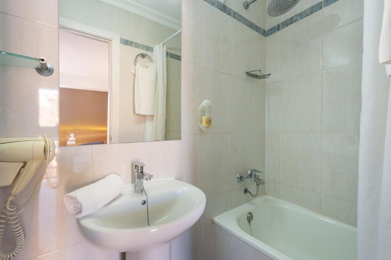 Quarto Econômico com 2 Camas de Solteiro