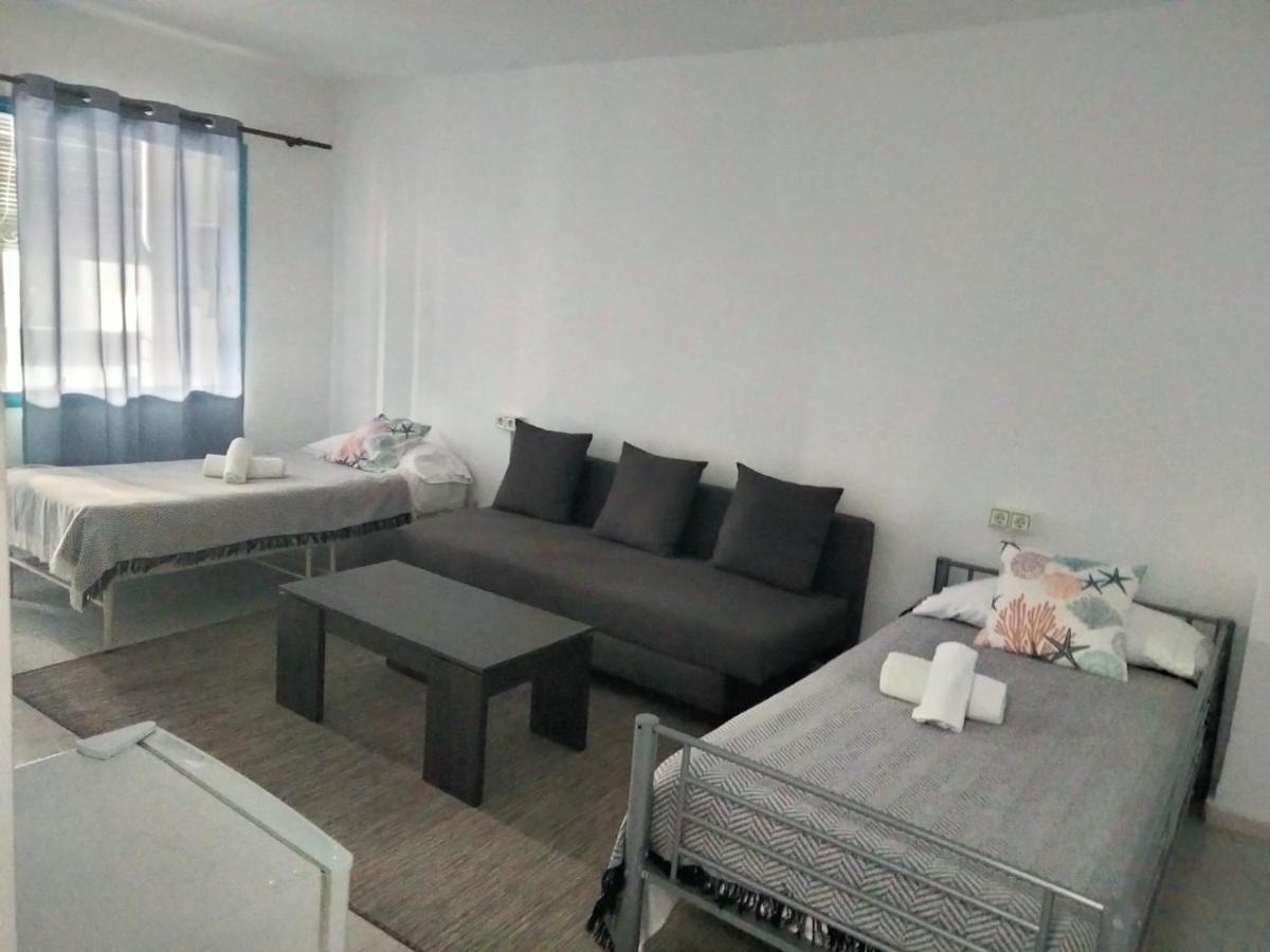 Quarto Standard com 2 Camas de Solteiro e Sofá