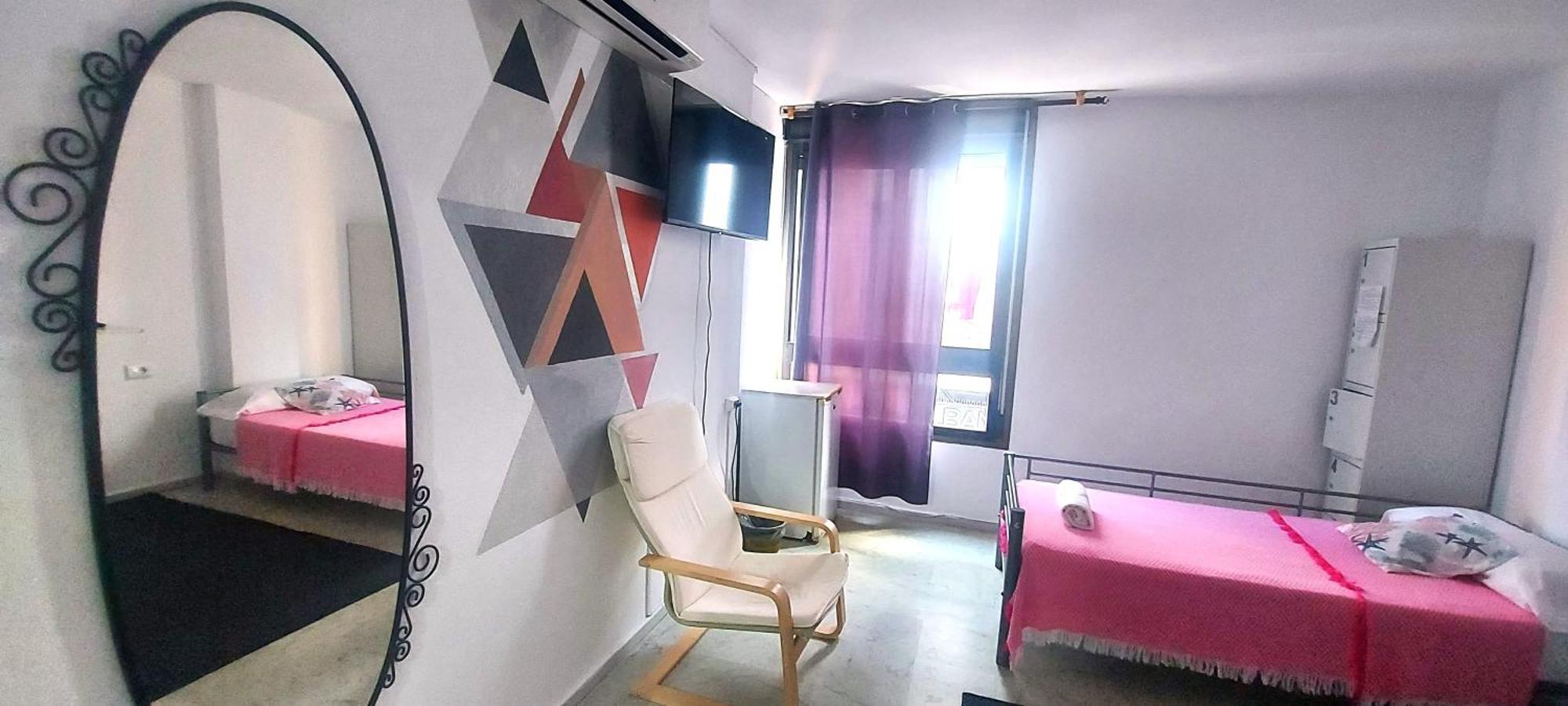 Quarto com 2 Camas de Solteiro e Banheiro Compartilhado