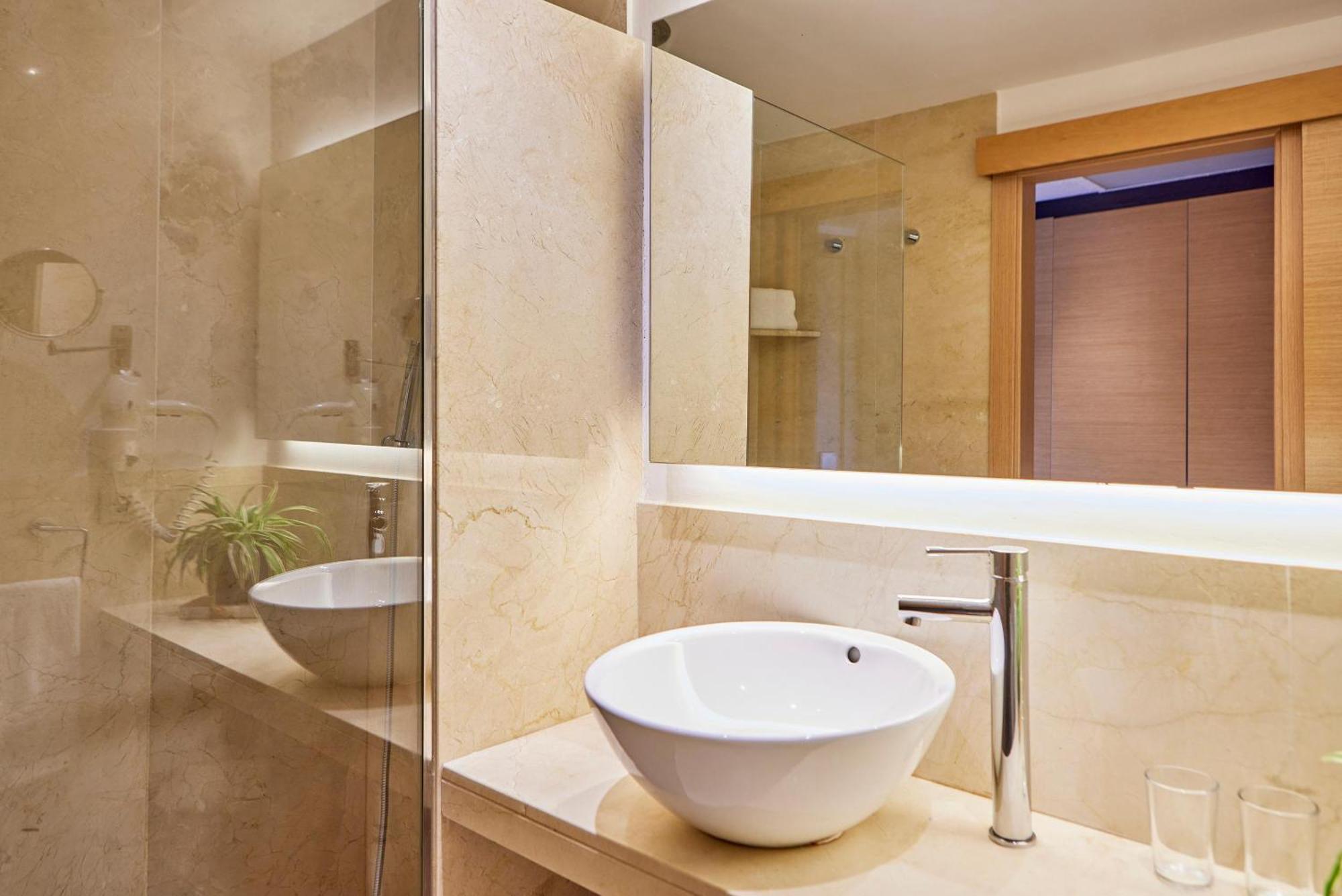 Studio (1 Adult),1516507189:JPEG