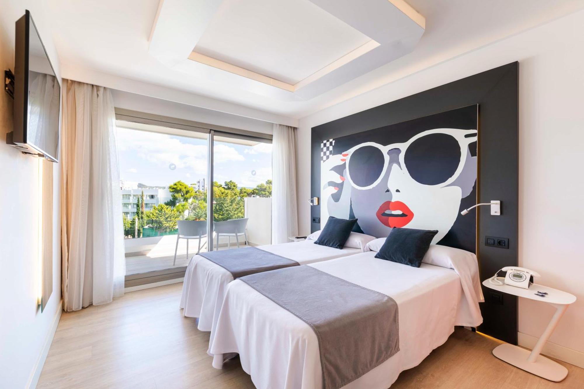 Chambre Double ou Lits Jumeaux Supérieure - Vue sur Piscine