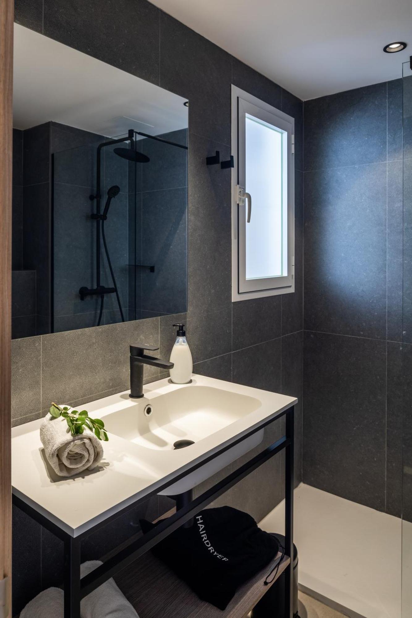 Studio with Balcony (2 Adults),1529375614:JPEG