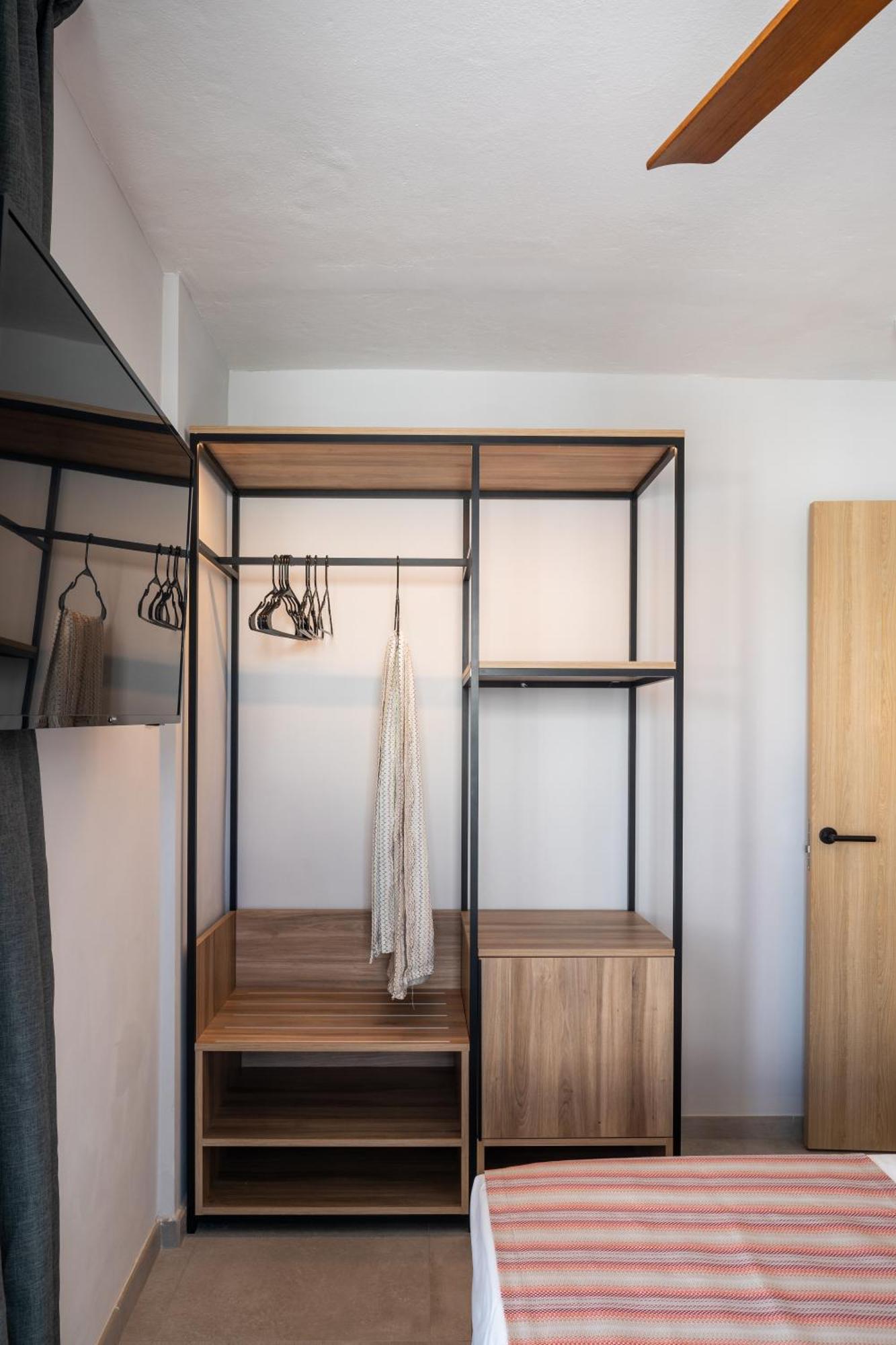 One-Bedroom Apartment with Balcony,1529379916:JPEG