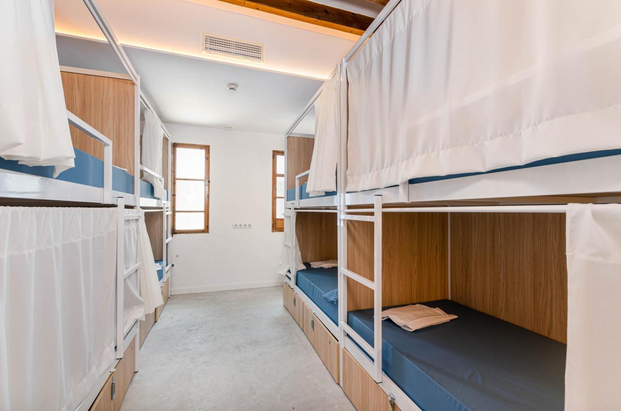 Einzelbett im Frauenschlafsaal
