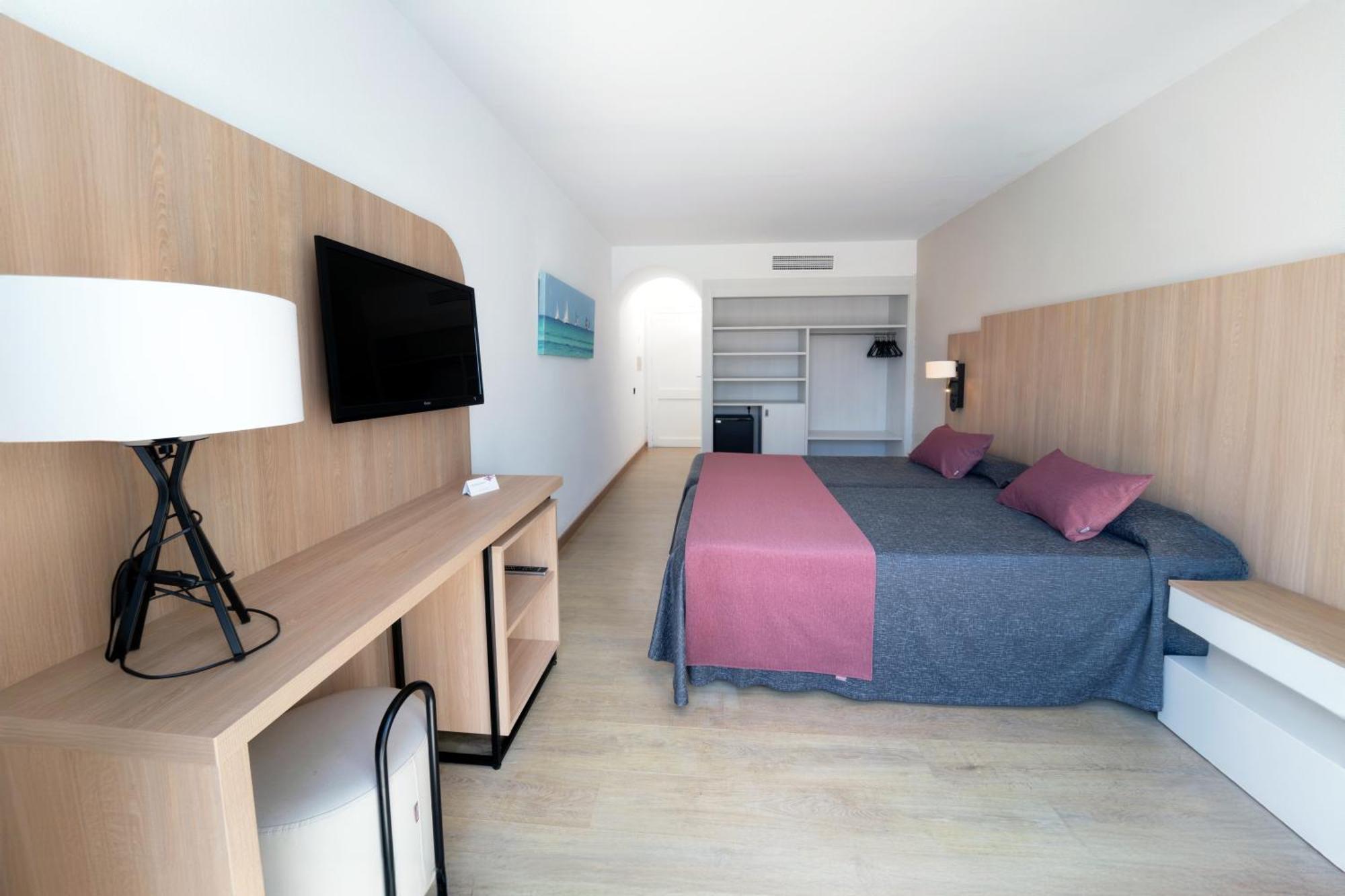 Double or Twin Room (3 Adults)