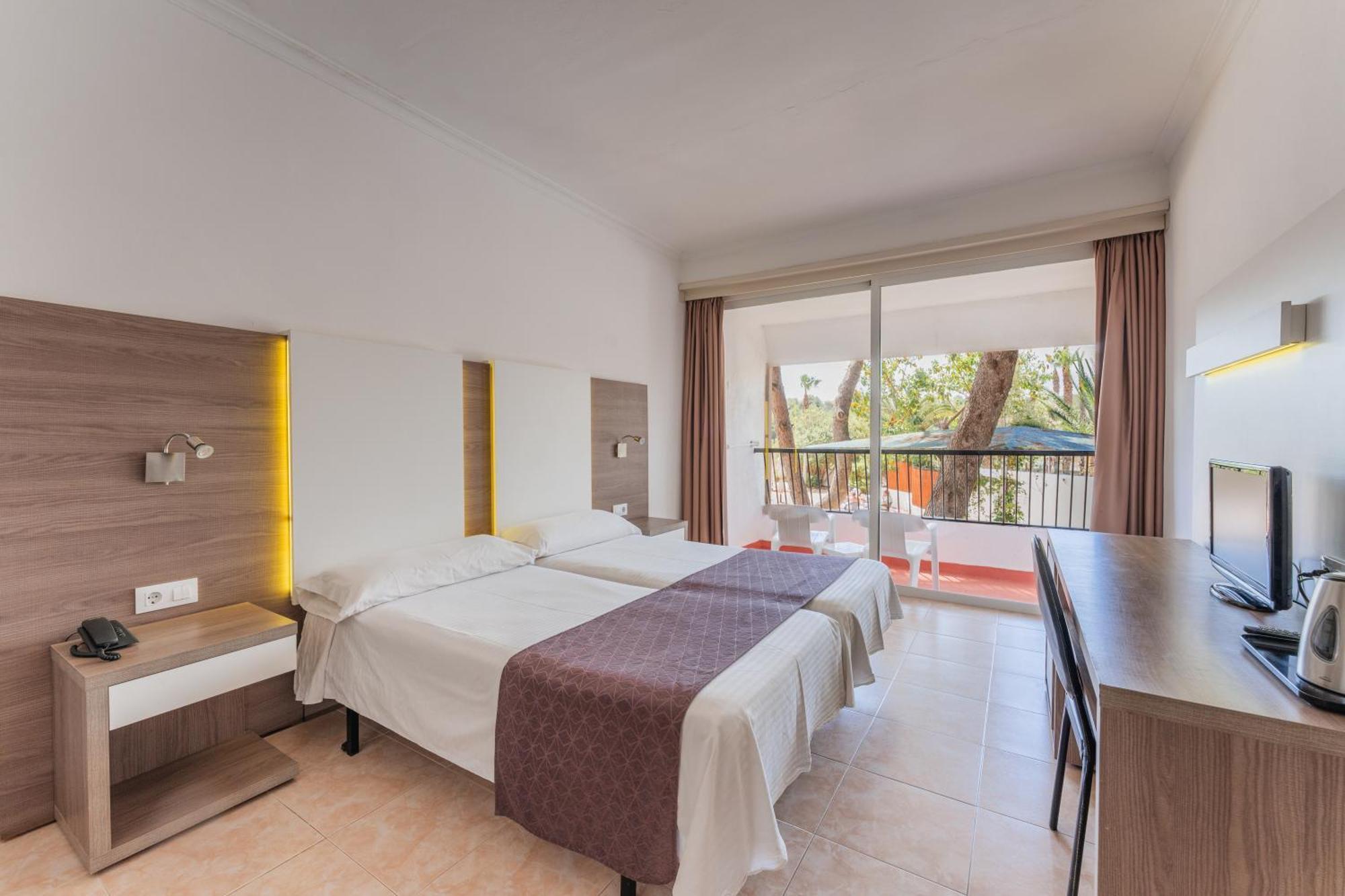 Chambre Double ou Lits Jumeaux - Vue sur Piscine
