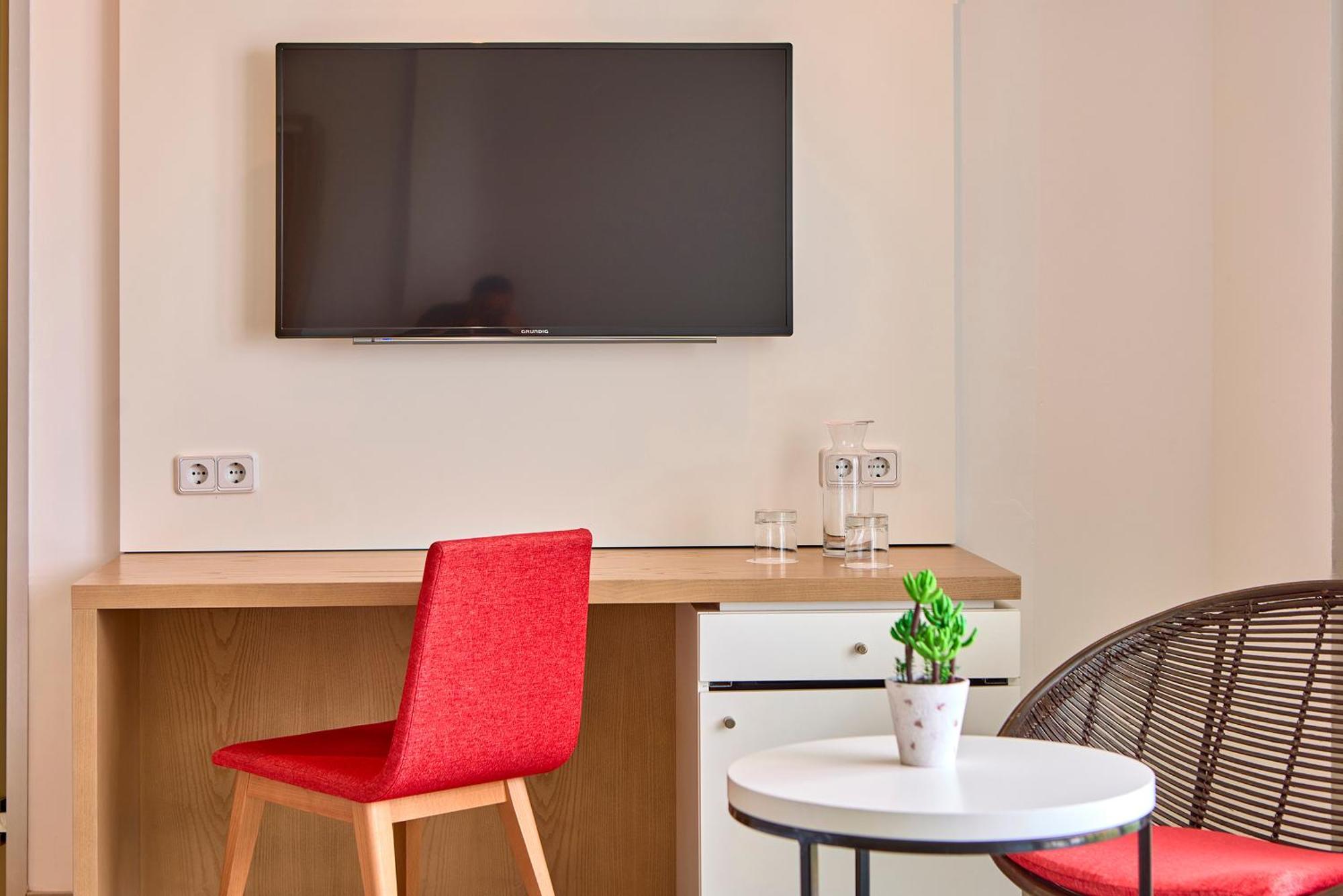 Family Room with Balcony (2 Adults + 1 Child),1610229207:JPEG