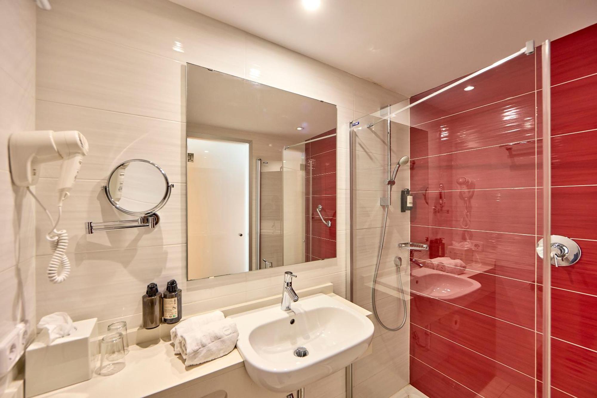 Twin Room,1610229238:JPEG