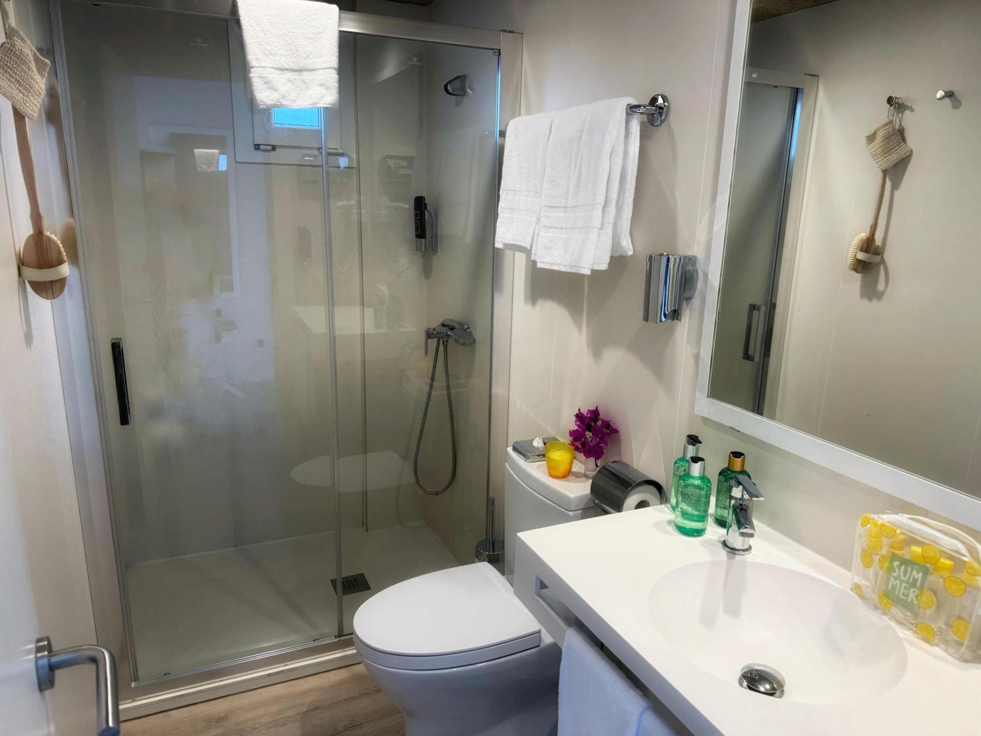 Studio (2 Adults),1624315714:JPEG