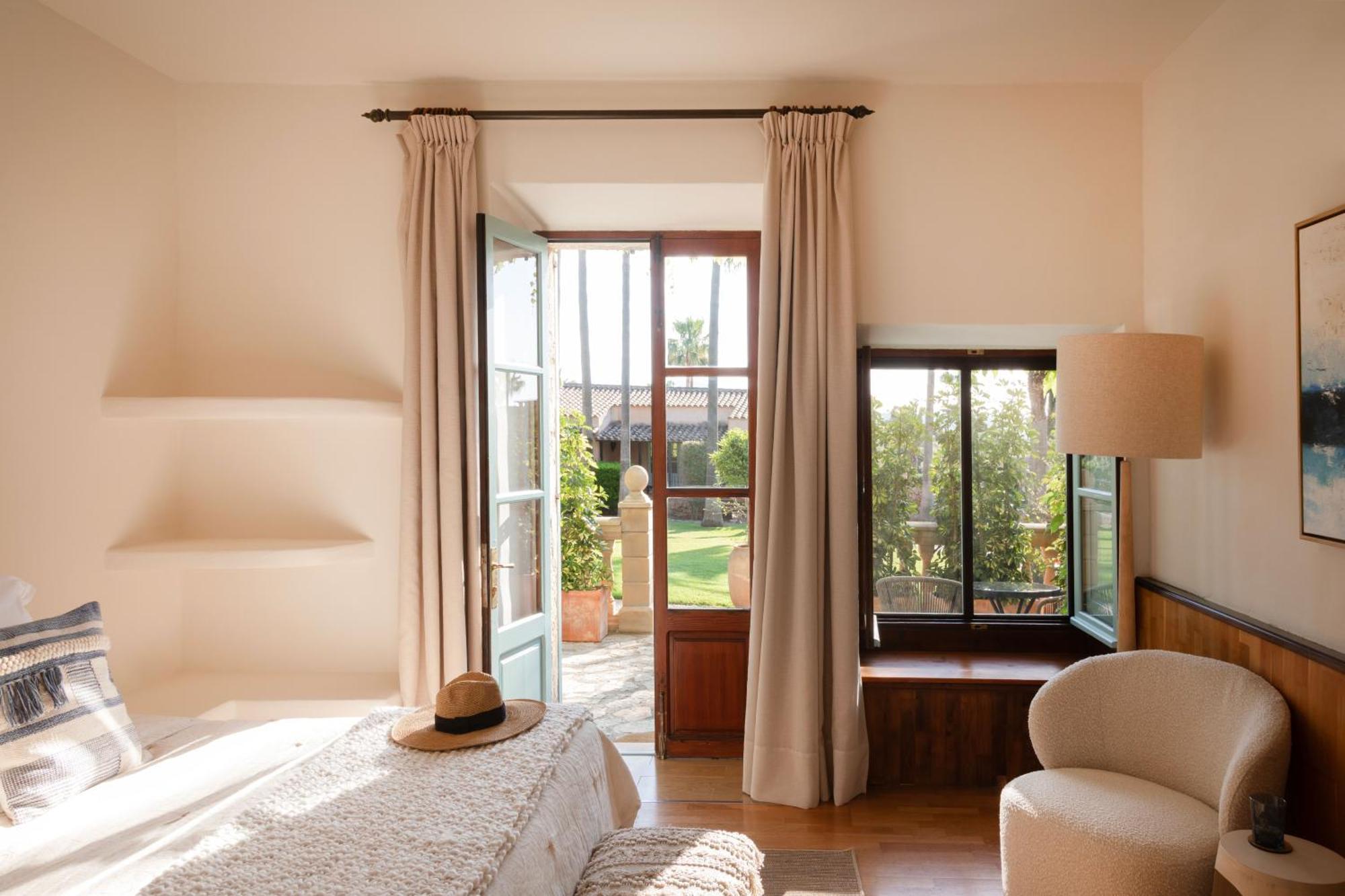 Deluxe Room,1678628554:JPEG