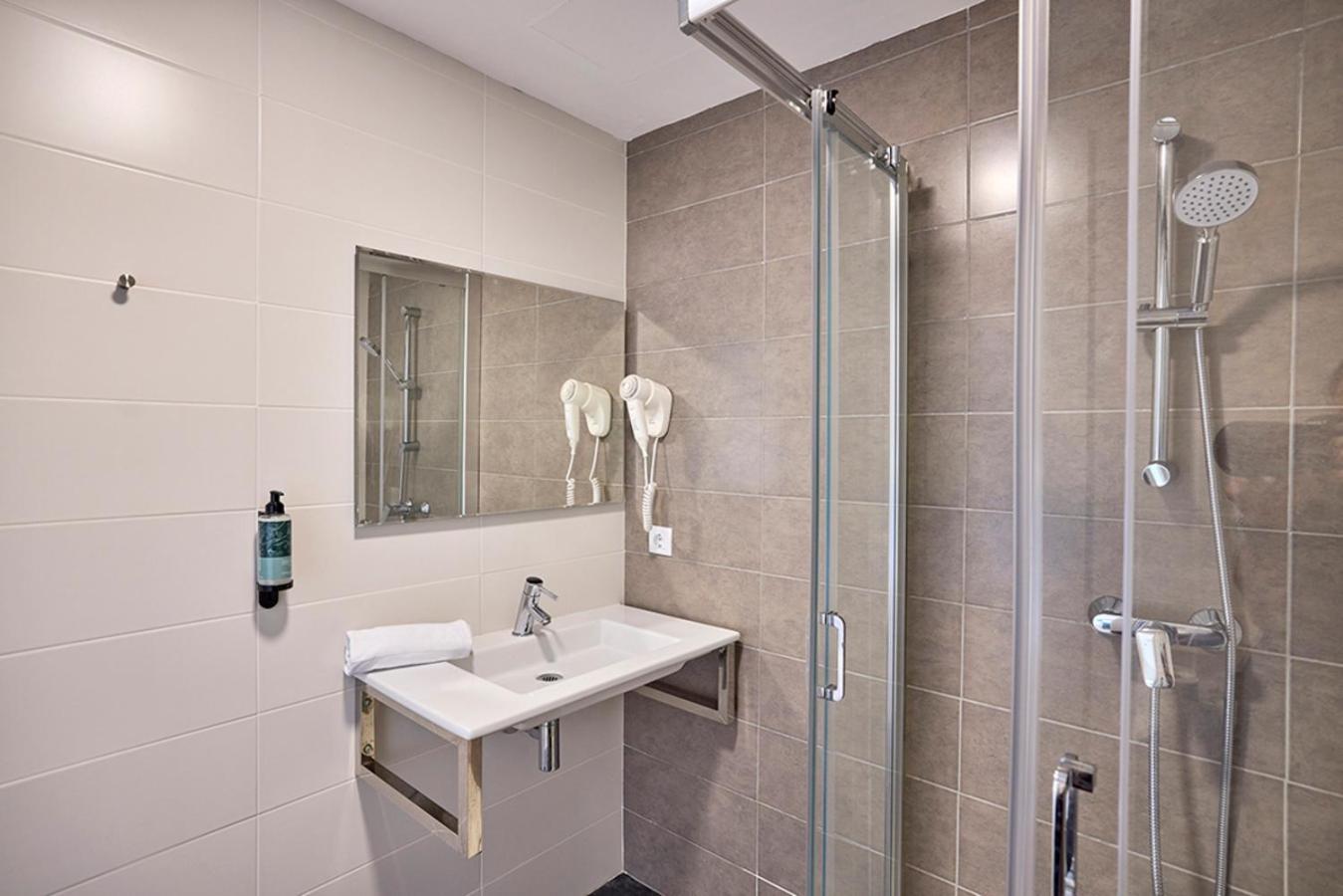 Kamer met twee aparte bedden, balkon en uitzicht op het zwembad