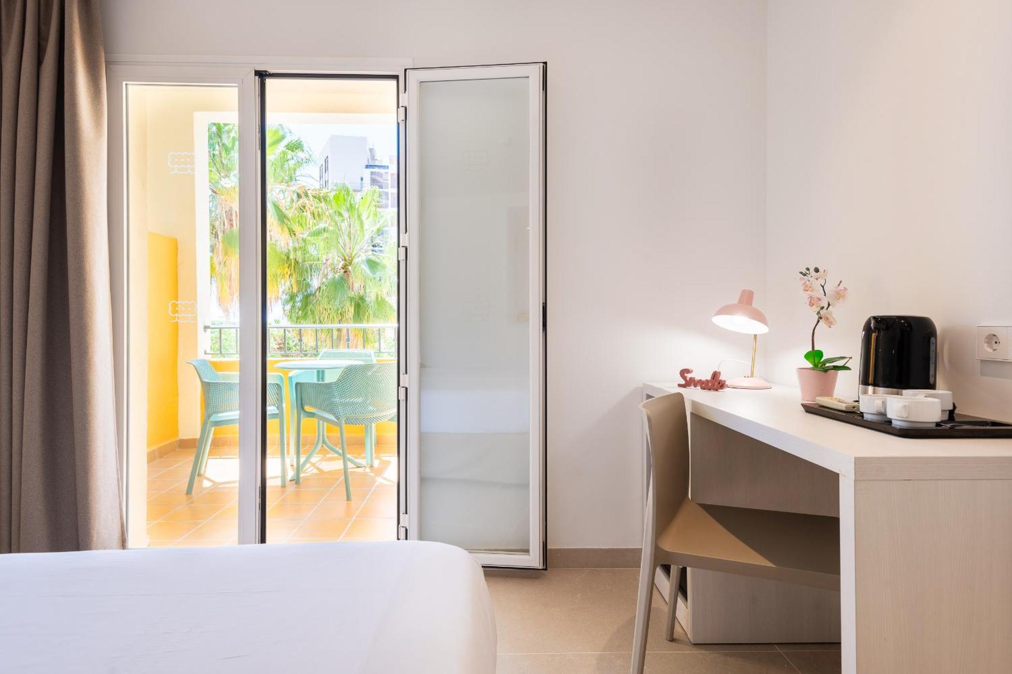 Double room with extra bed & Sea View,1686433104:JPEG