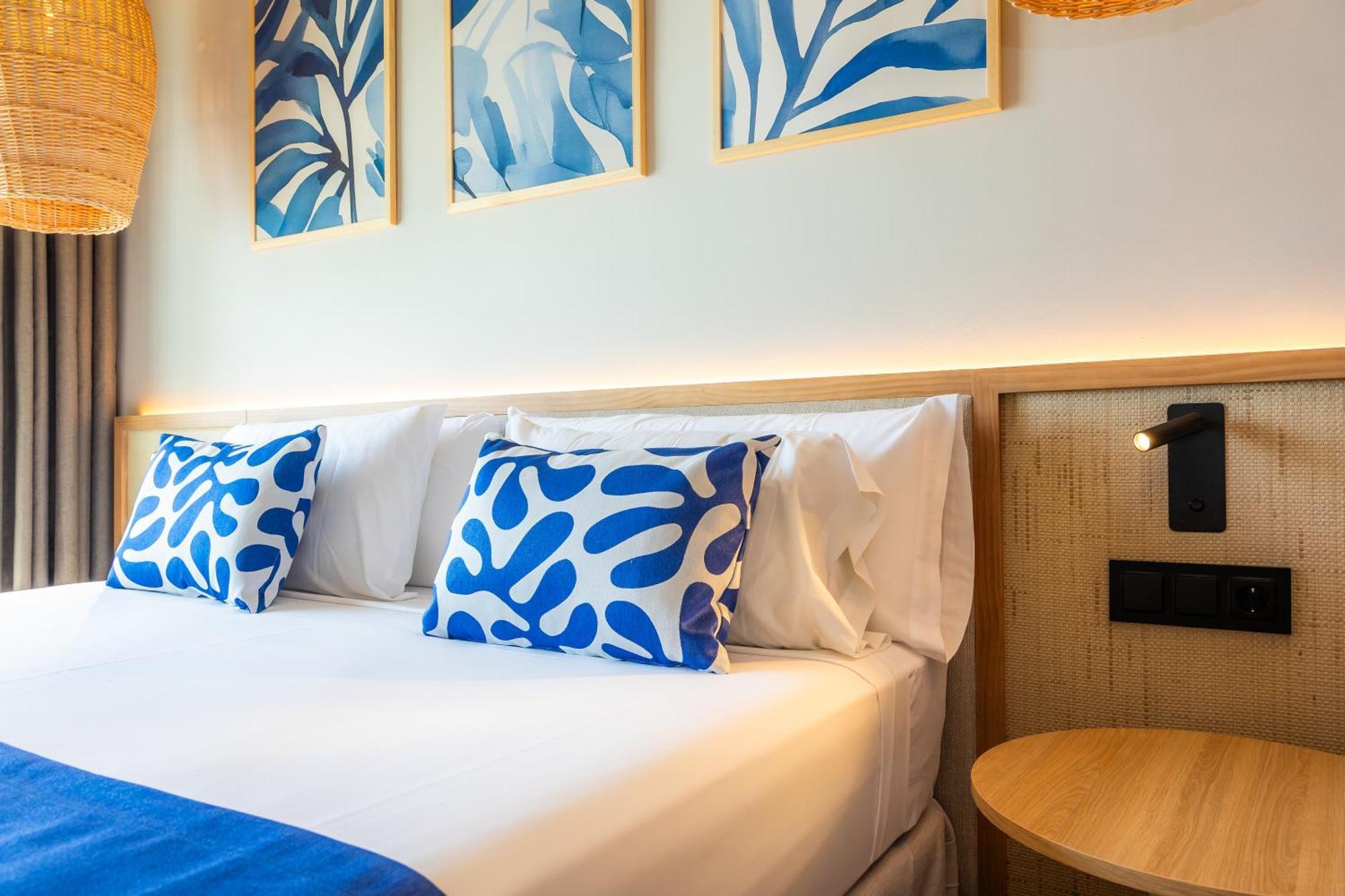 Double or Twin Room with Partial Sea View,1686458826:JPEG