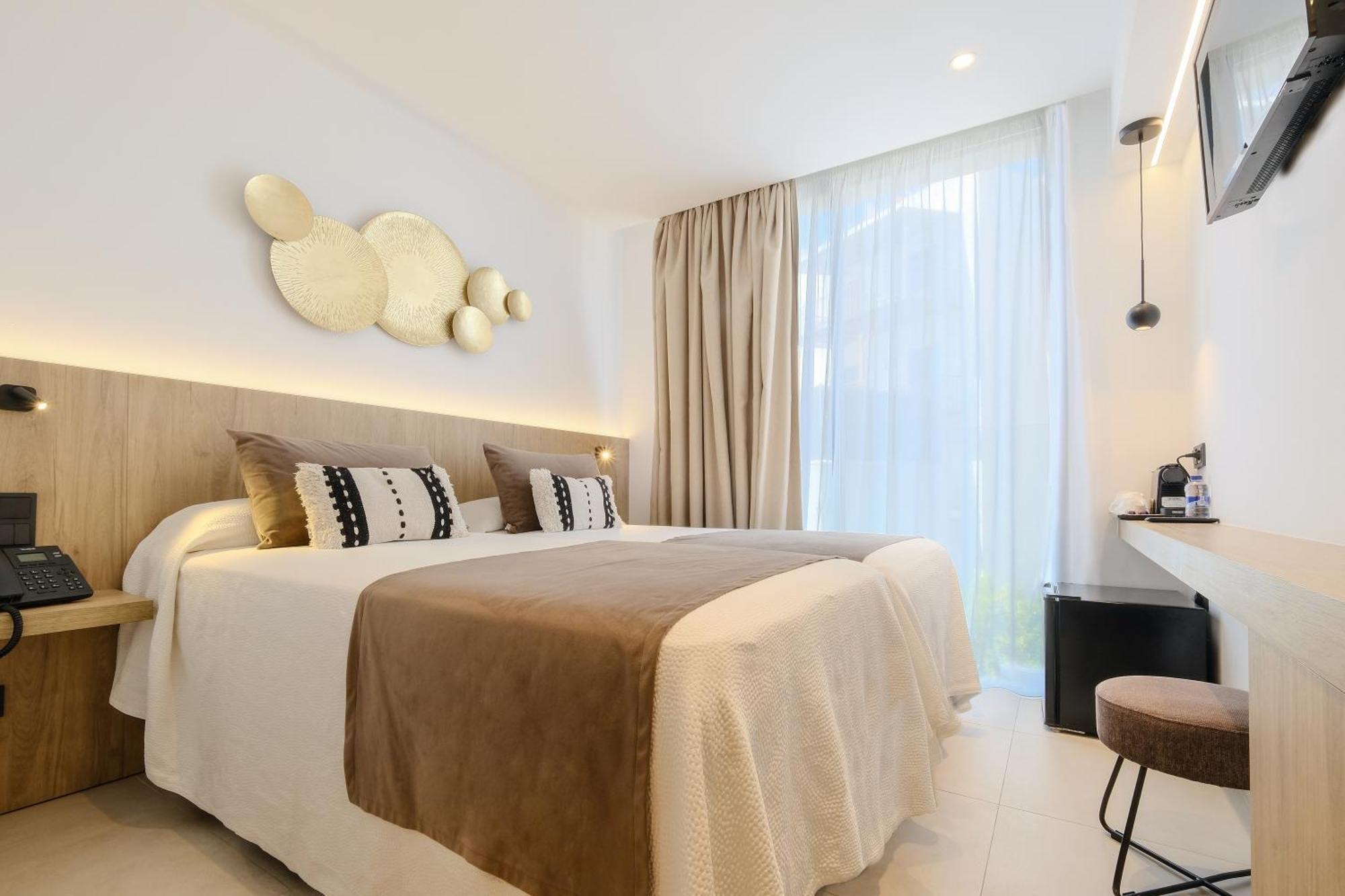Chambre Double avec Balcon (2 Adultes + 1 Enfant)