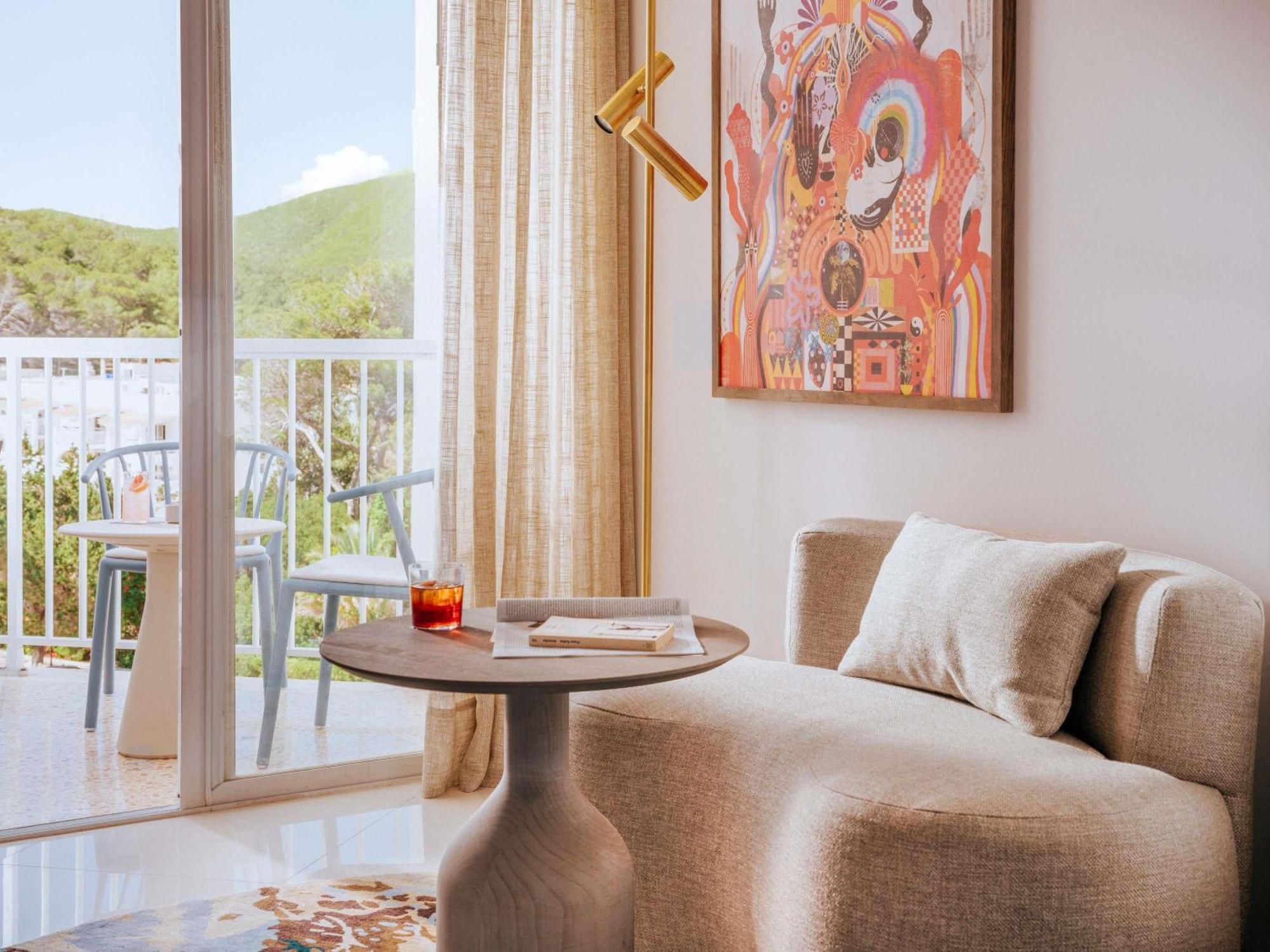 Habitación Doble Superior con cama grande y vistas a la montaña