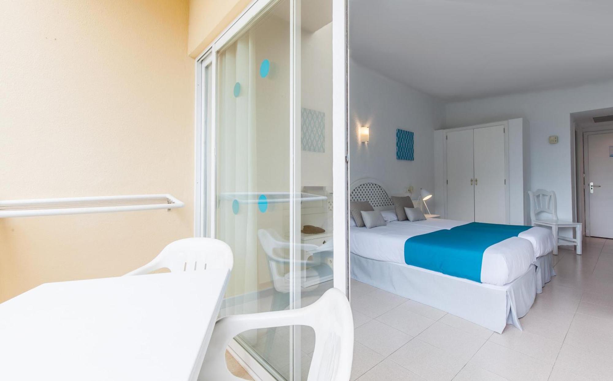 Twin Room,1756401861:JPEG