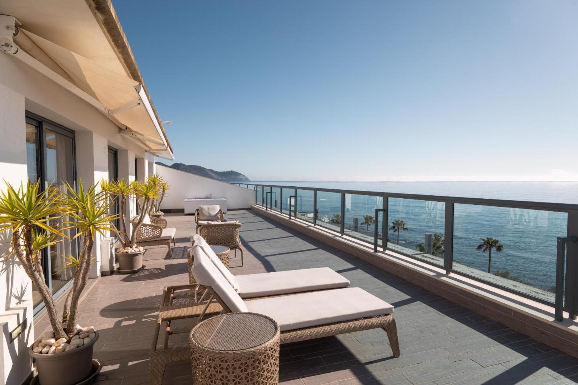 Deluxe Suite with Sea View,1758385179:JPEG