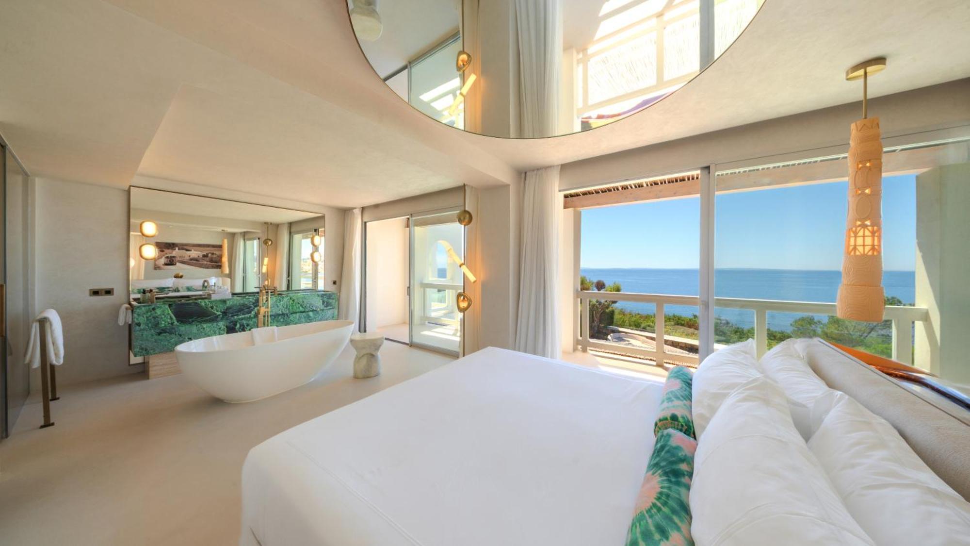 Epic Suite with Sea View- Entrance to Pacha Club Included