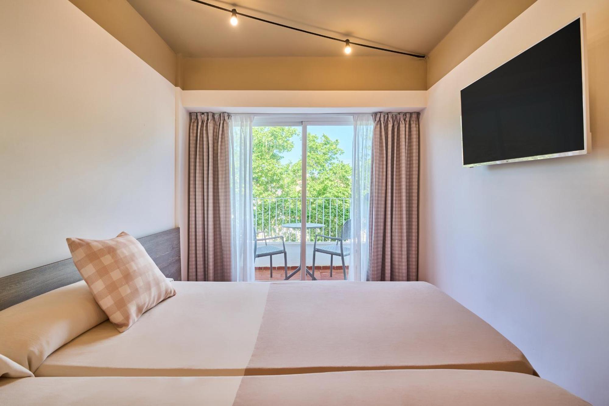 Double Room (2 Adults + 1 Child) - Unlimited Brunch