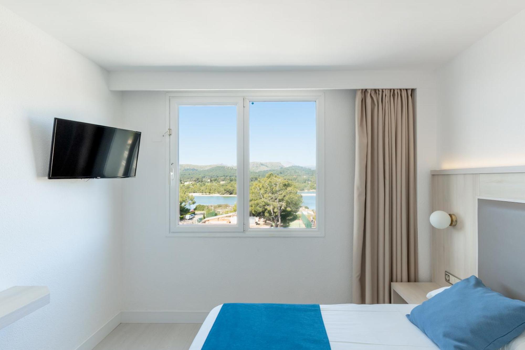 Superior One-Bedroom Apartment Lake View