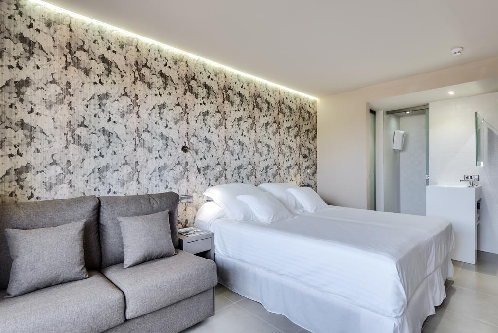 Habitación Familiar Superior con vistas a la piscina (3 adultos + 1 niño)