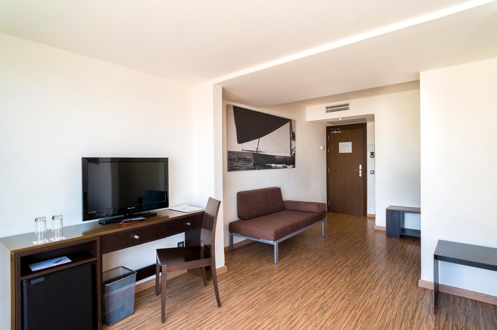 Family Room,1306787488:JPEG