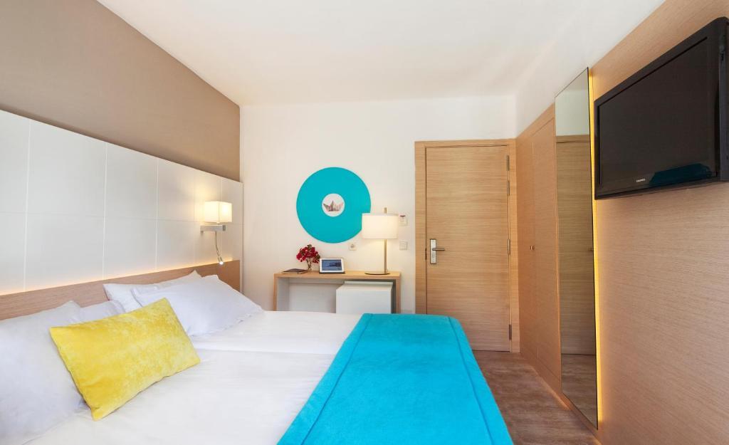 Double Room with Balcony,37567078:JPEG