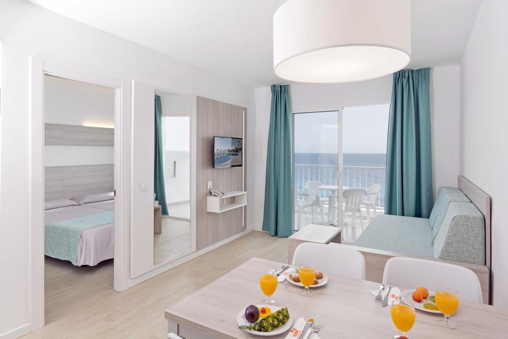 Apartamento de 1 dormitorio con vistas al mar y terraza (2 adultos + 2 niños)