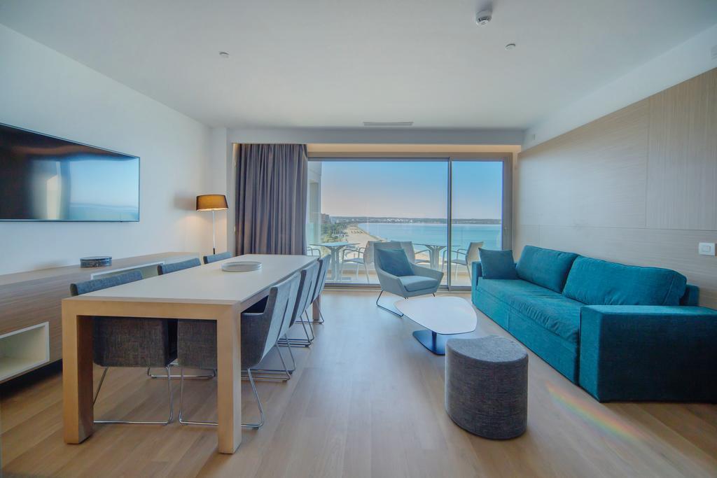 Deluxe Penthouse Apartment with Sea View