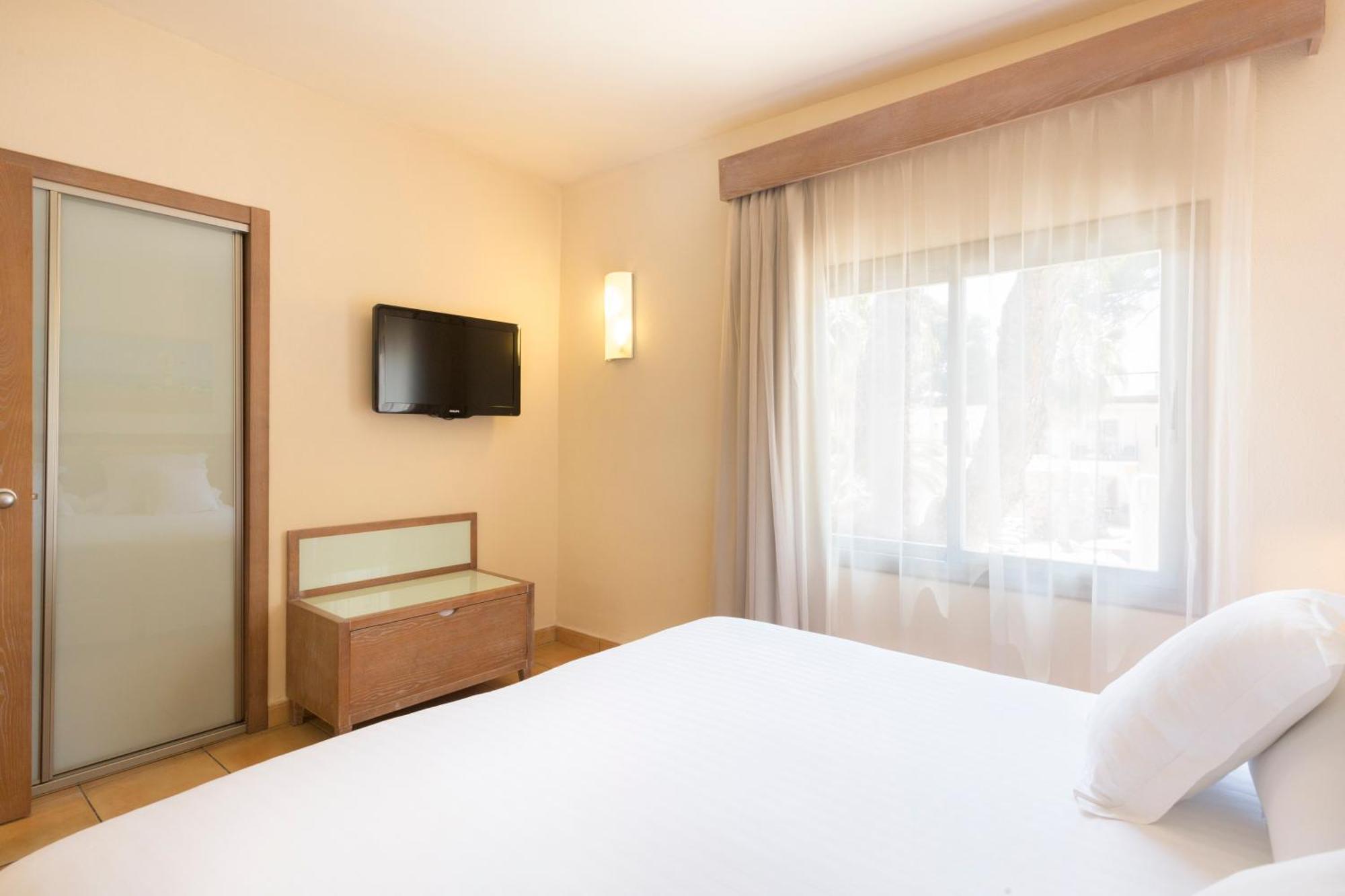 One-Bedroom Apartment (2 Adults + 2 Children)