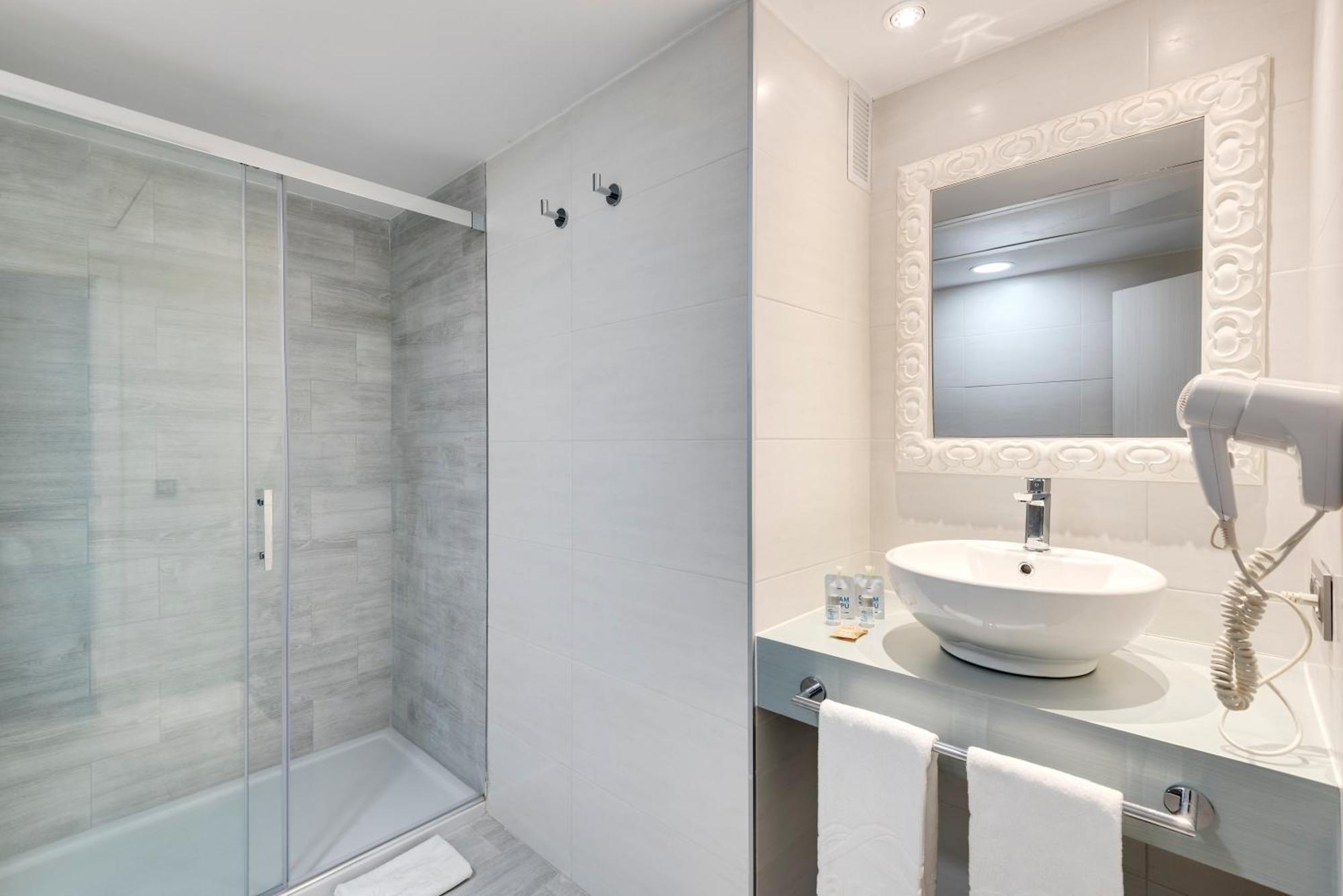 One-Bedroom Apartament with Private Garden and Pool Access