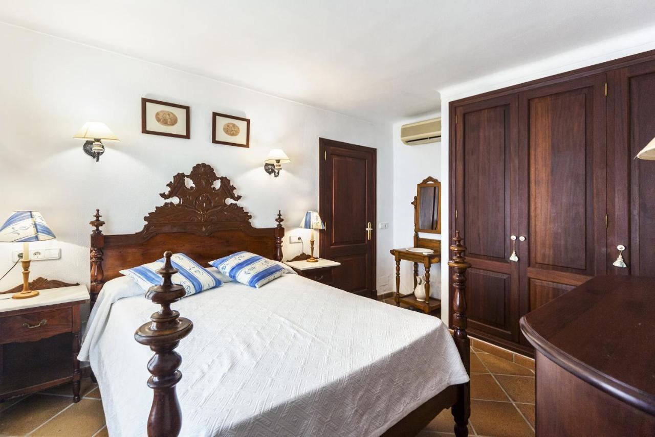 Three-Bedroom House,933417889:JPEG