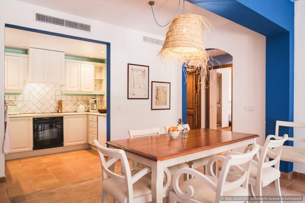 Three-Bedroom Apartment,790462341:JPEG