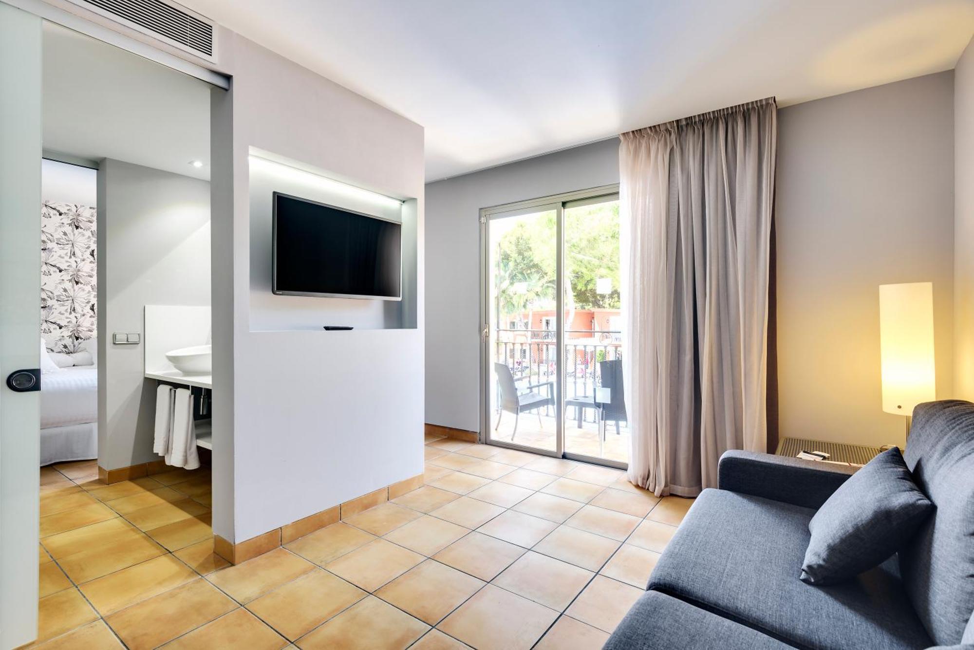 Deluxe Room (2 Adults + 2 Children)