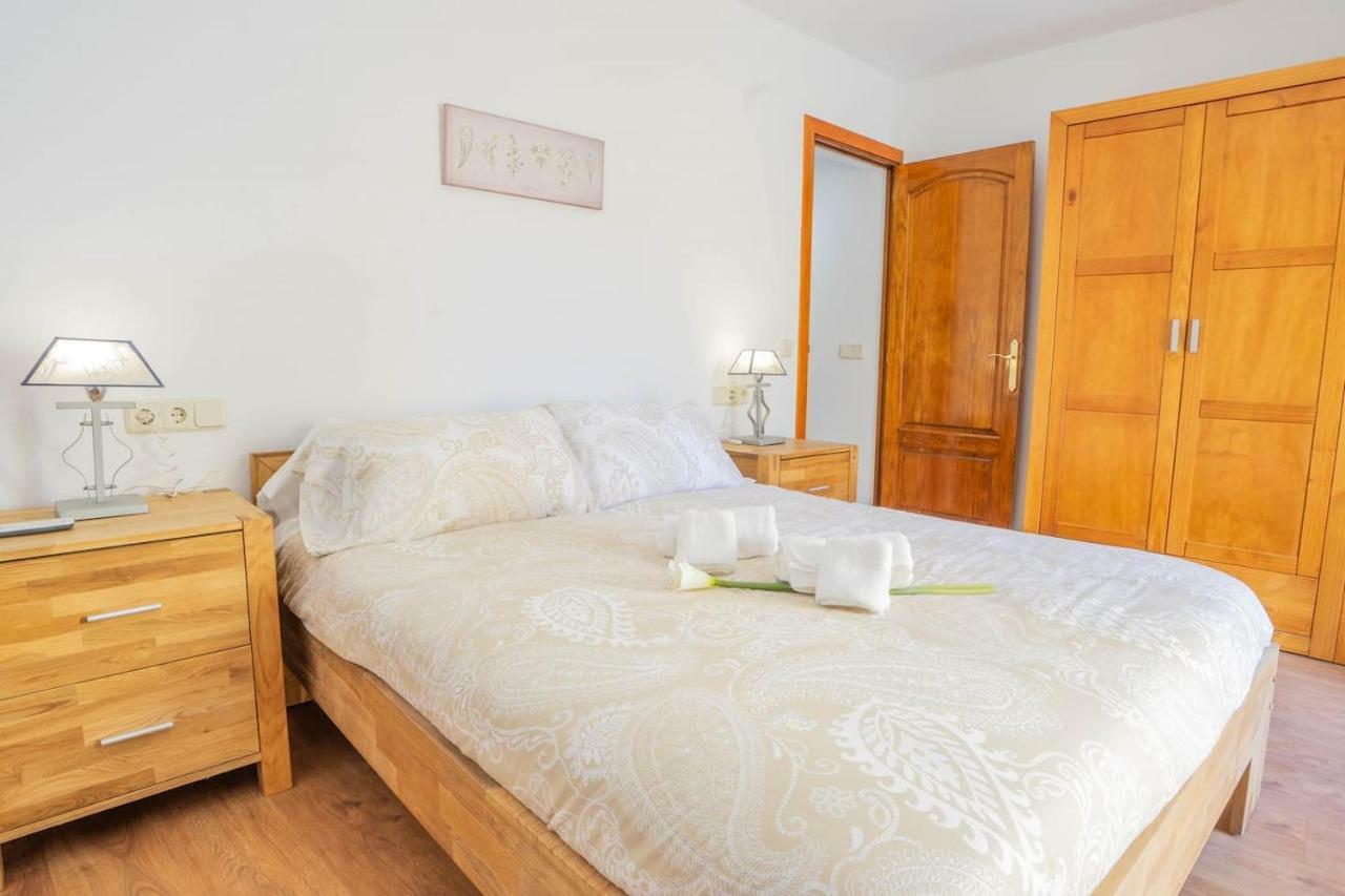 Three-Bedroom House,886939054:JPEG
