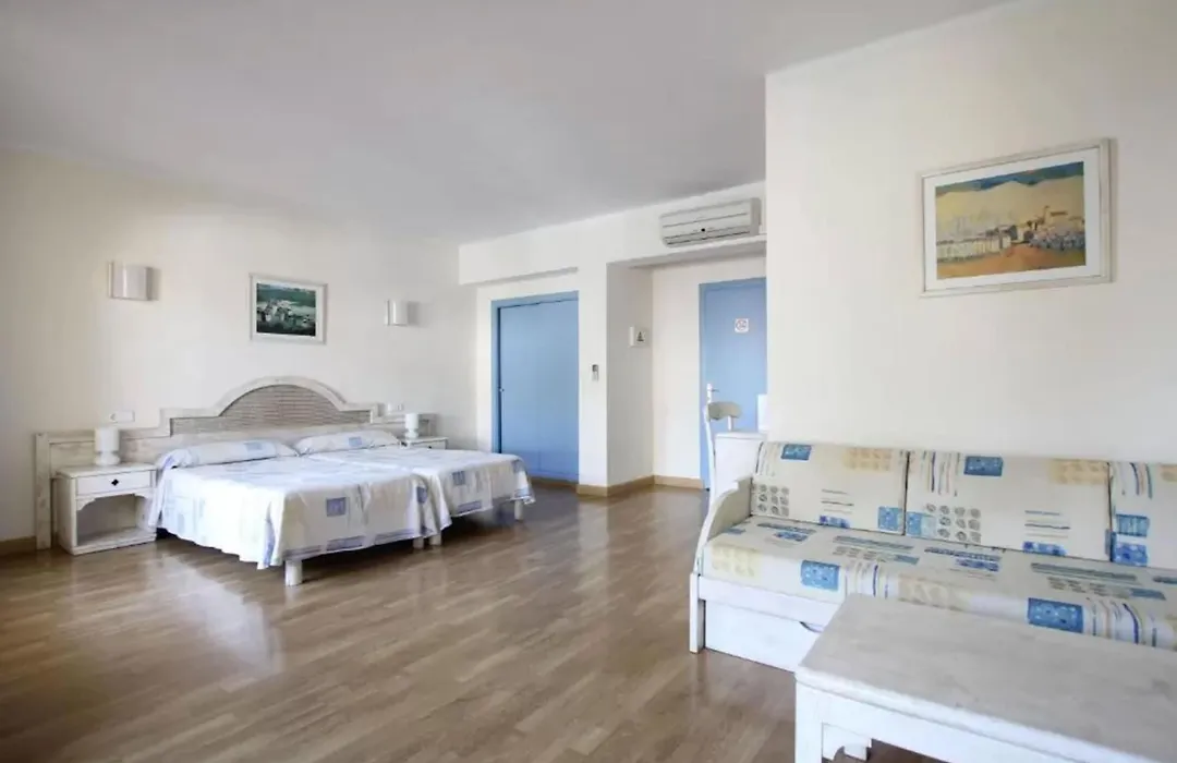 Hostal Hpc Porto Colom-1