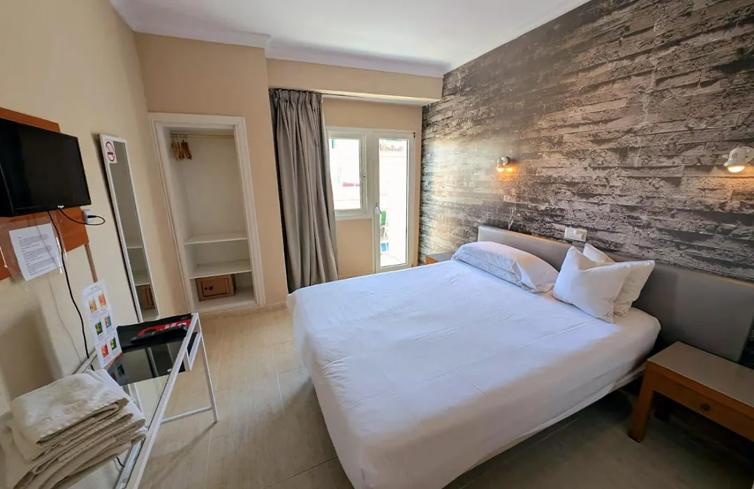 Hostal Mar Del Plata (Adults Only)-1