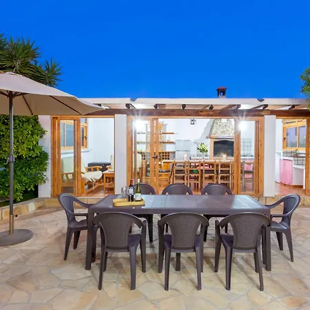 Villa In Playa D'En Bossa Sleeps 9-2