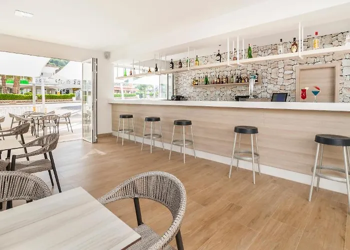 Pet friendly Globales Apartamentos Lord Nelson Santo Tomas