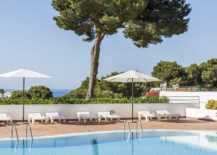 Aparthotel Ilunion Menorca Cala Galdana  Con una pista da Golf