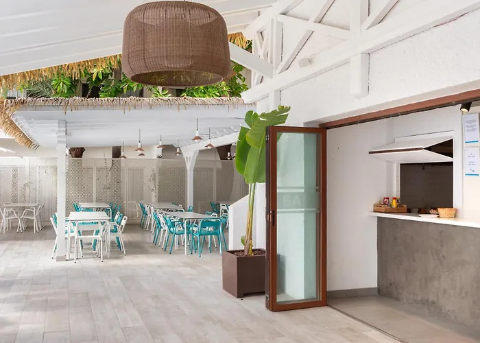 Hotel a Cala Tarida (Ibiza)